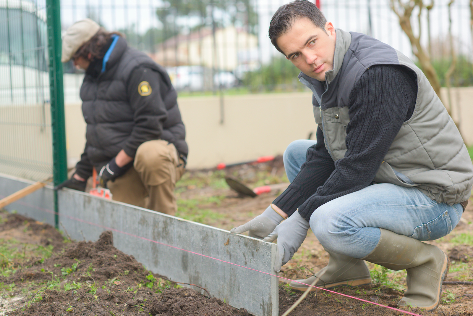 draadafsluiting met betonplaat